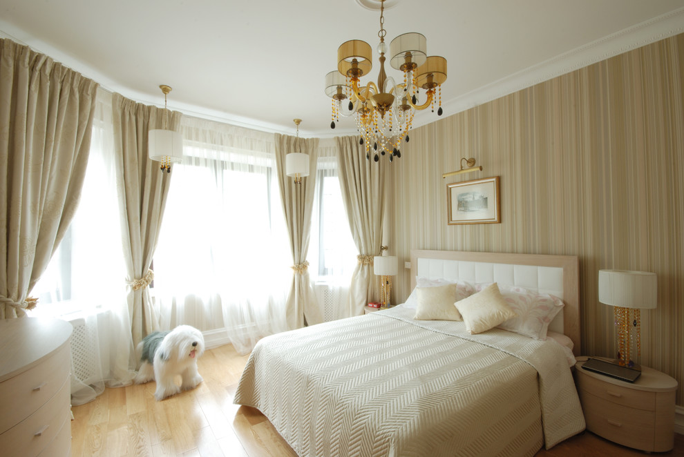 Ejemplo de habitación de invitados tradicional de tamaño medio con paredes beige y suelo de madera clara