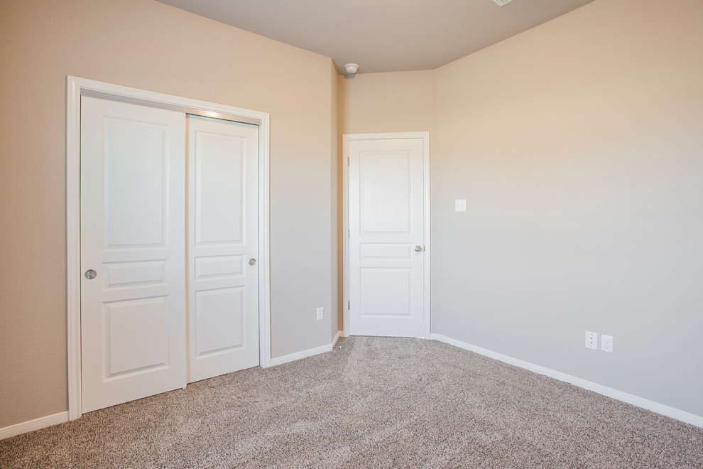Immagine di una camera degli ospiti chic di medie dimensioni con pareti beige, moquette, nessun camino e pavimento beige