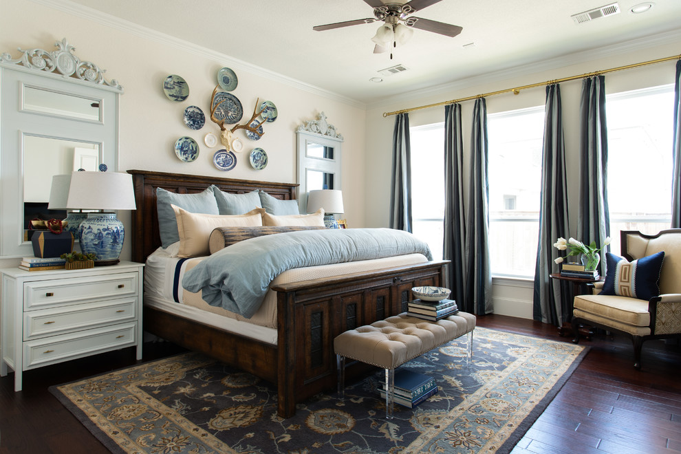 ダラスにある広いトラディショナルスタイルのおしゃれな主寝室 (白い壁、濃色無垢フローリング、茶色い床、グレーとブラウン) のインテリア