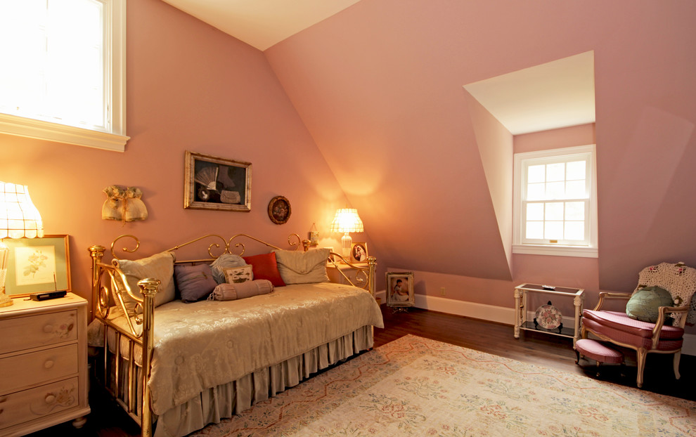 Modelo de habitación de invitados tradicional de tamaño medio con paredes rosas