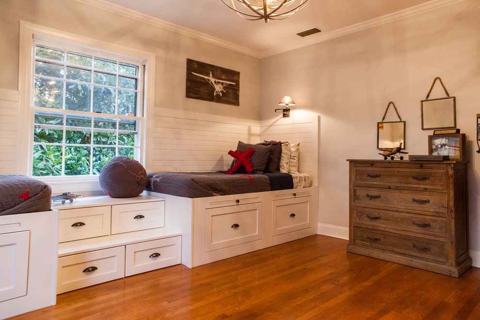 Ispirazione per una camera da letto country di medie dimensioni con pavimento in legno massello medio