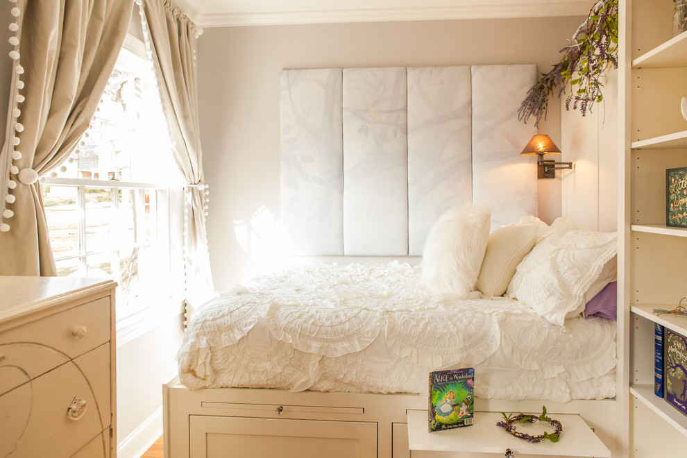 Imagen de habitación de invitados romántica sin chimenea con paredes beige
