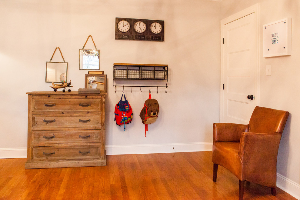 Mittelgroßes Landhaus Schlafzimmer mit braunem Holzboden in Charlotte