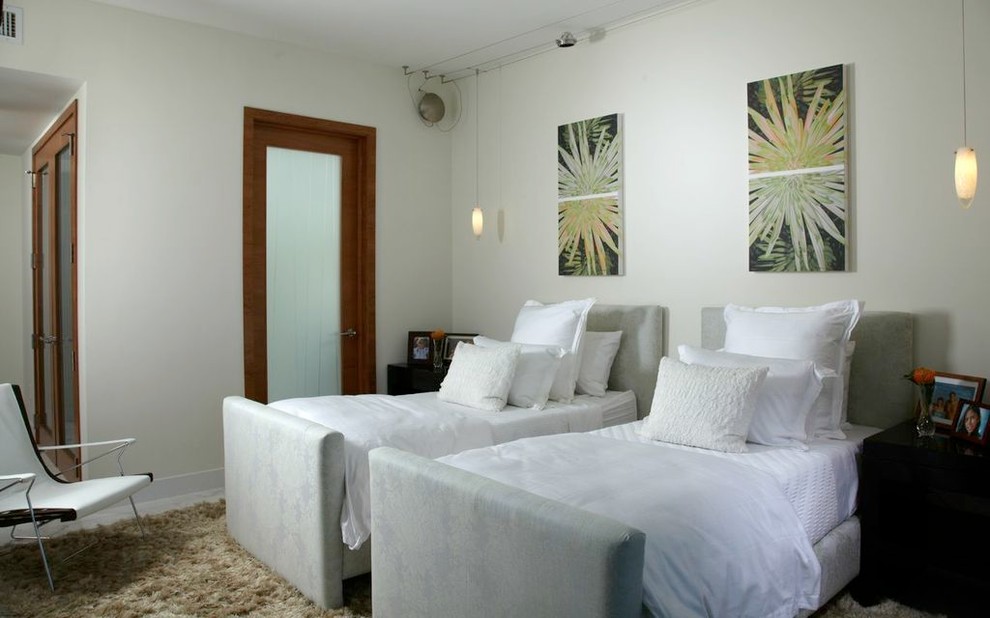 Idéer för mellanstora funkis sovrum, med vita väggar, marmorgolv och flerfärgat golv
