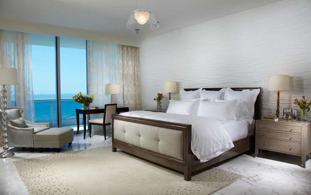 Großes Modernes Hauptschlafzimmer ohne Kamin mit weißer Wandfarbe, Marmorboden und buntem Boden in Miami