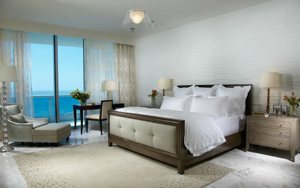 Großes Modernes Hauptschlafzimmer mit weißer Wandfarbe, Marmorboden und buntem Boden in Miami