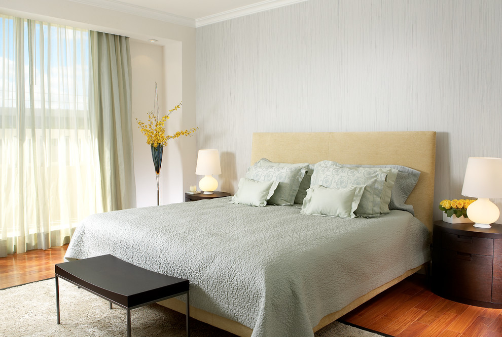 Источник вдохновения для домашнего уюта: гостевая спальня среднего размера, (комната для гостей) в современном стиле с серыми стенами, паркетным полом среднего тона и красным полом