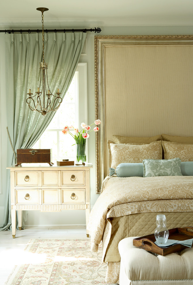 アトランタにあるトラディショナルスタイルのおしゃれな寝室 (グレーとクリーム色)