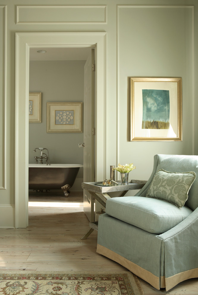 Exemple d'une chambre chic avec un mur beige, parquet clair et un sol beige.