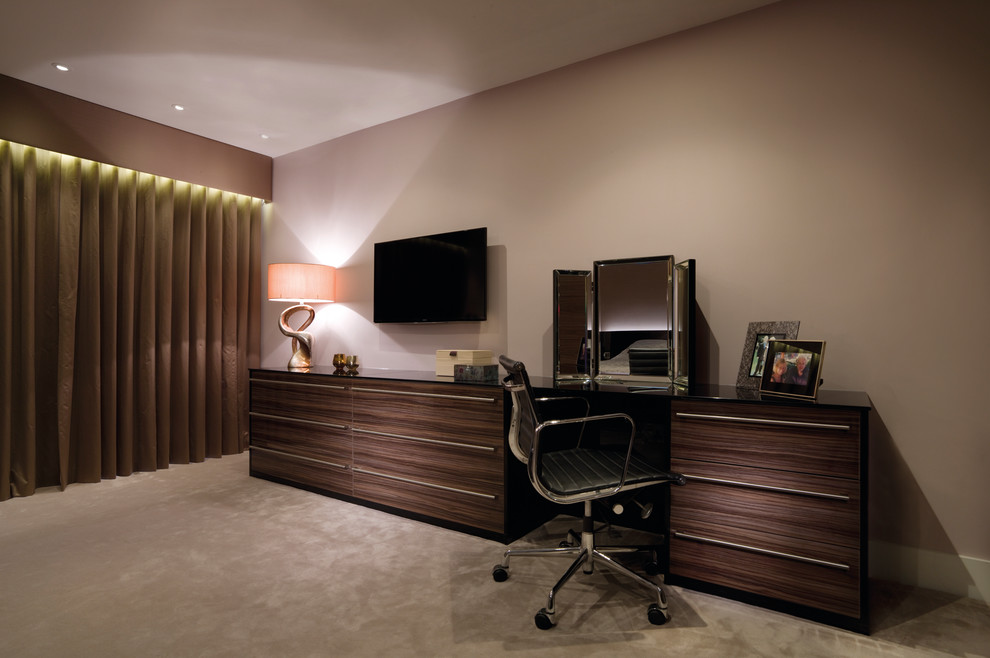 Свежая идея для дизайна: большая хозяйская спальня в стиле модернизм с коричневыми стенами и ковровым покрытием - отличное фото интерьера