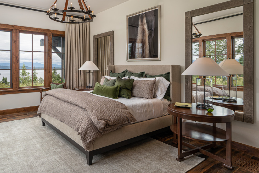 Стильный дизайн: большая хозяйская спальня в стиле рустика с серыми стенами, паркетным полом среднего тона и коричневым полом - последний тренд