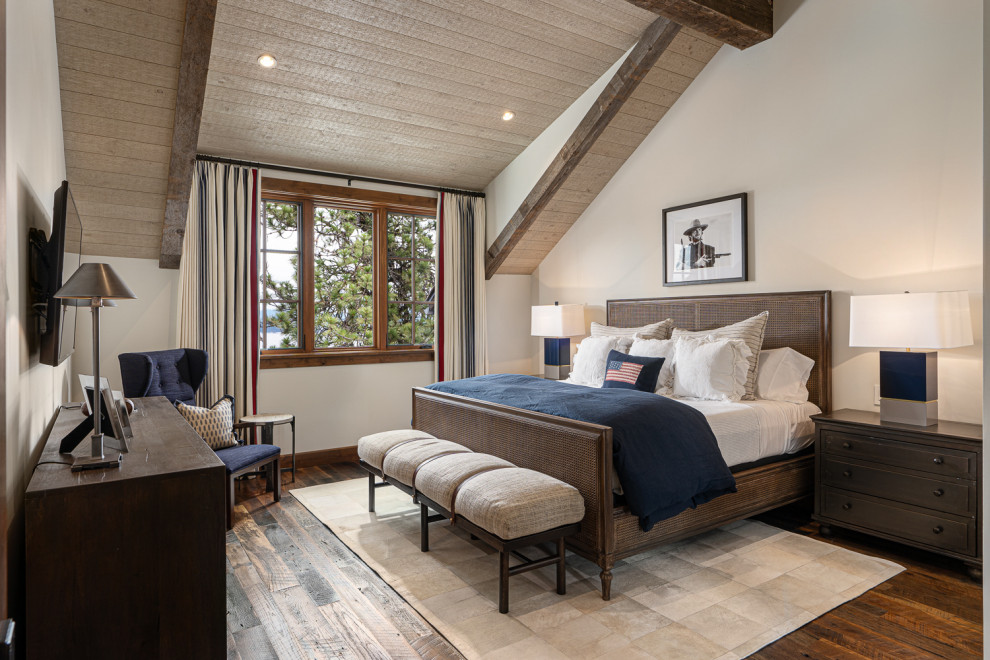 他の地域にある広いラスティックスタイルのおしゃれな寝室 (白い壁、無垢フローリング、茶色い床、板張り天井)