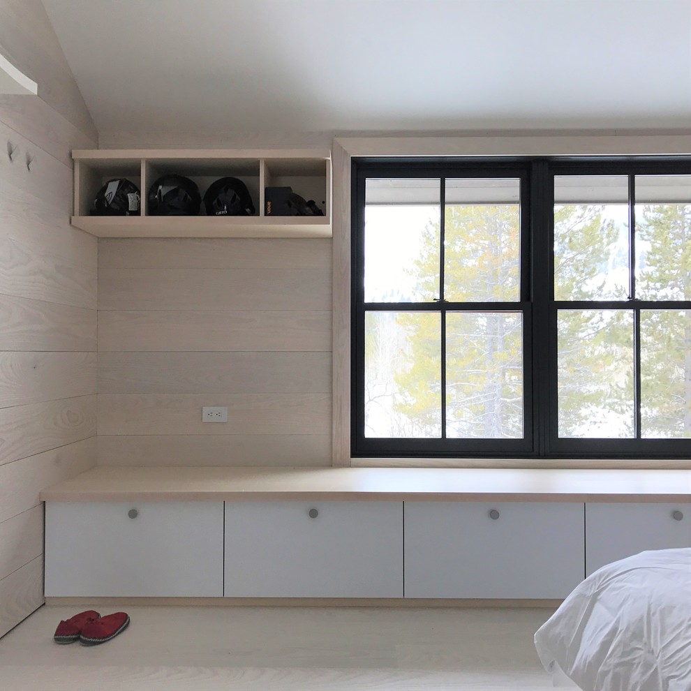 Ejemplo de dormitorio principal escandinavo de tamaño medio con paredes grises y suelo de madera clara