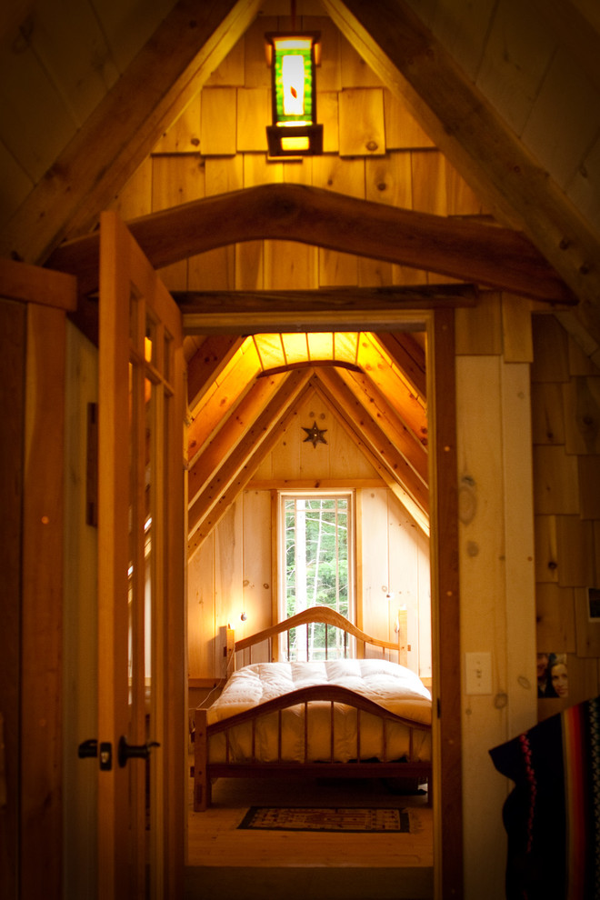 Diseño de dormitorio principal rústico con suelo de madera clara