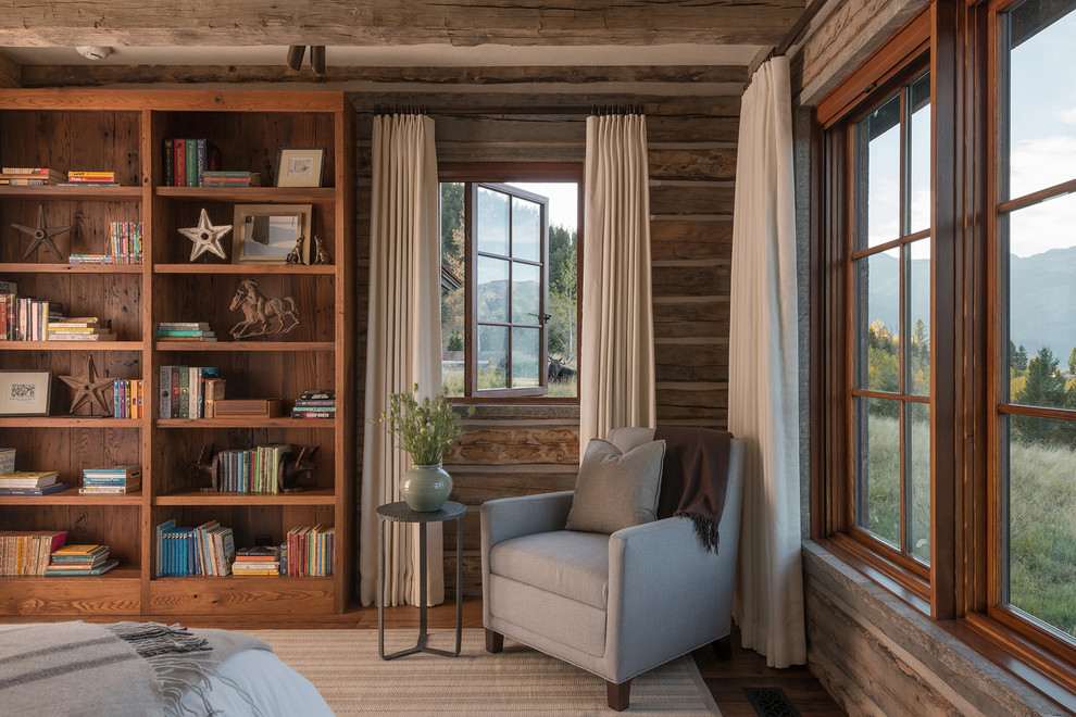 Mittelgroßes Rustikales Schlafzimmer mit braunem Holzboden in Jackson