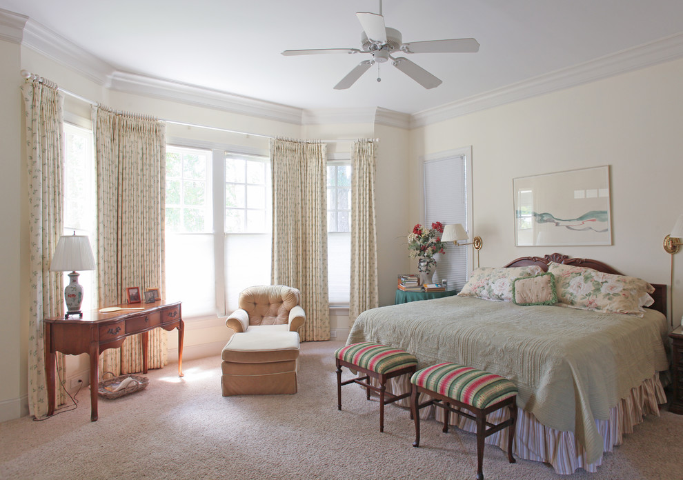 Modelo de dormitorio clásico con paredes beige y moqueta