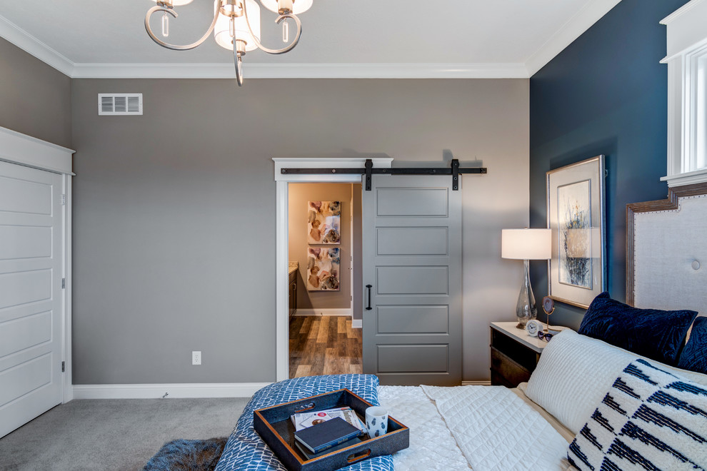 Uriges Schlafzimmer ohne Kamin mit blauer Wandfarbe und Teppichboden in Indianapolis