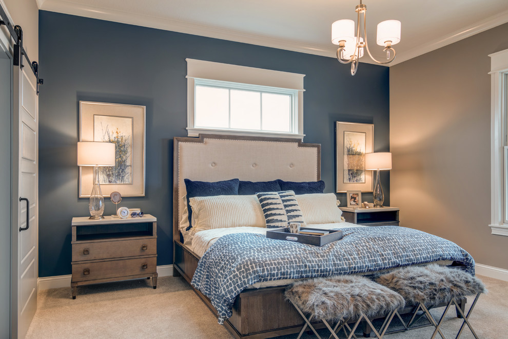 Modelo de dormitorio de estilo americano sin chimenea con paredes azules y moqueta