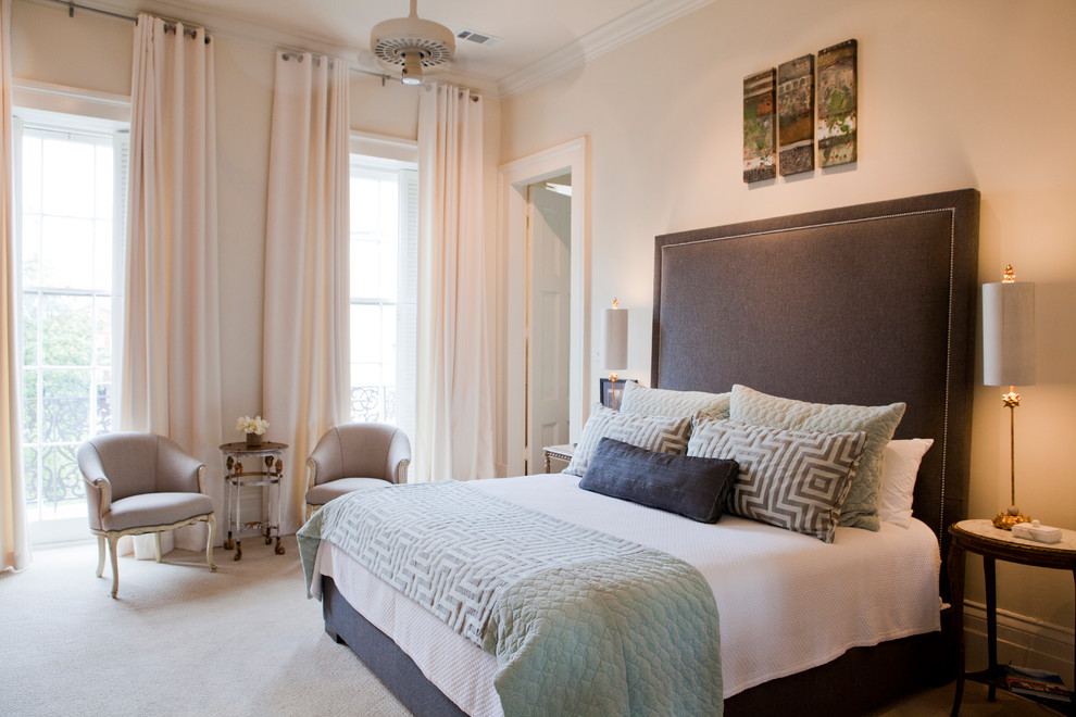 На фото: хозяйская спальня в классическом стиле с бежевыми стенами и ковровым покрытием с