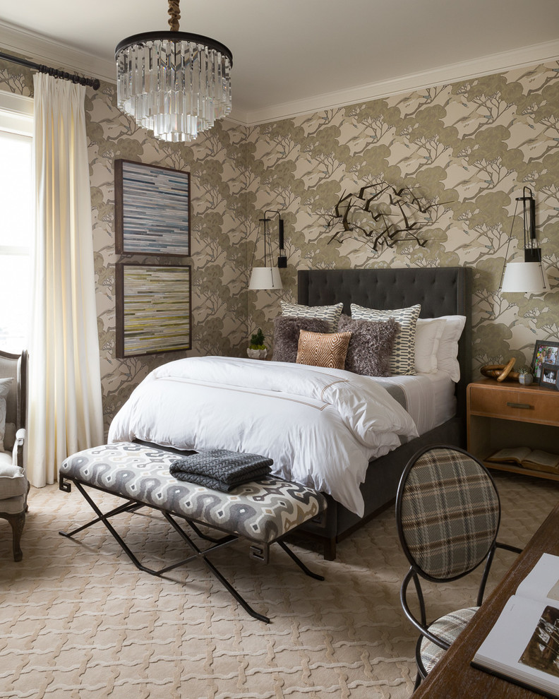 На фото: большая спальня в стиле неоклассика (современная классика) с разноцветными стенами и ковровым покрытием без камина