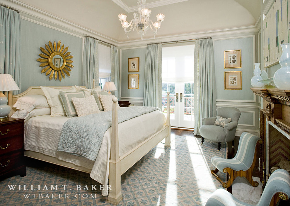 Стильный дизайн: большая спальня в морском стиле с синими стенами, темным паркетным полом, стандартным камином и фасадом камина из дерева - последний тренд