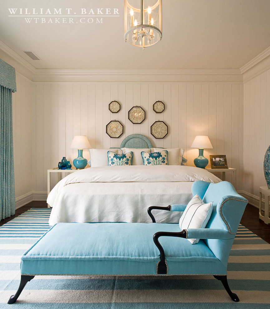 Imagen de habitación de invitados costera con paredes blancas y suelo de madera oscura