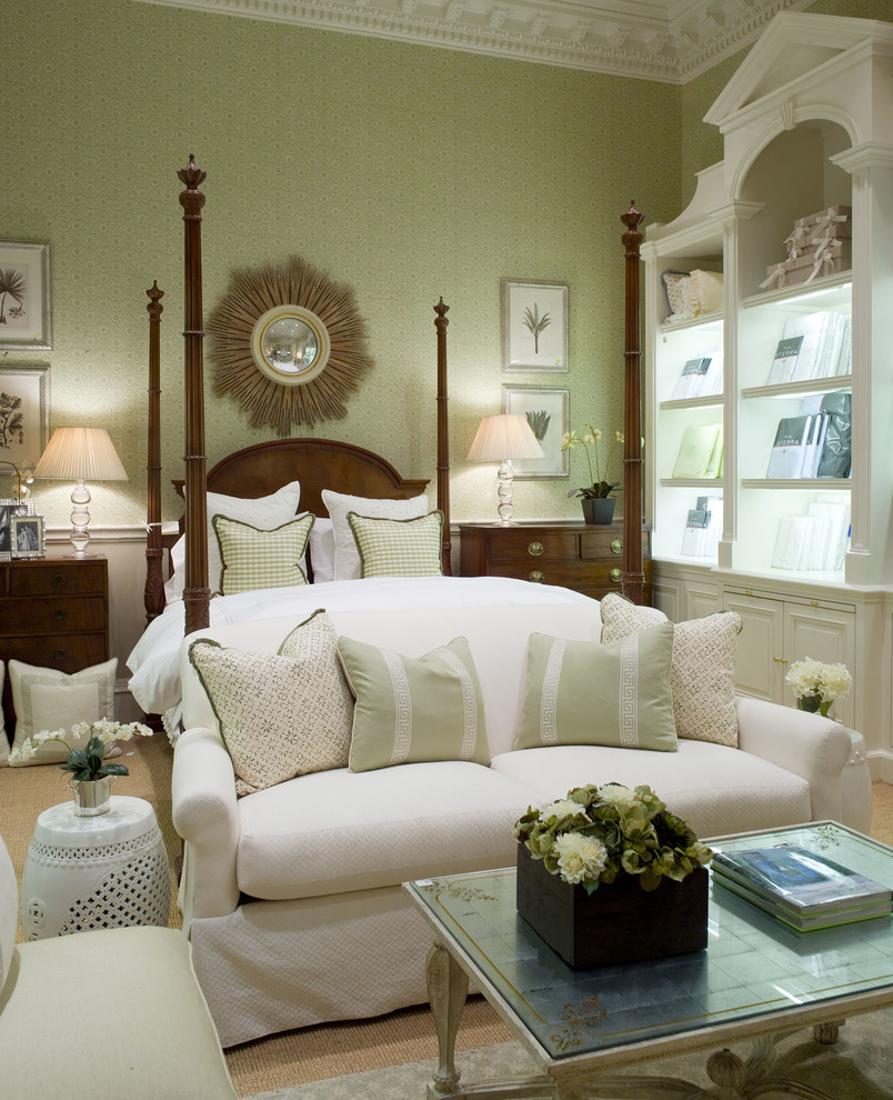 ジャクソンビルにある広いトラディショナルスタイルのおしゃれな主寝室 (緑の壁、カーペット敷き)