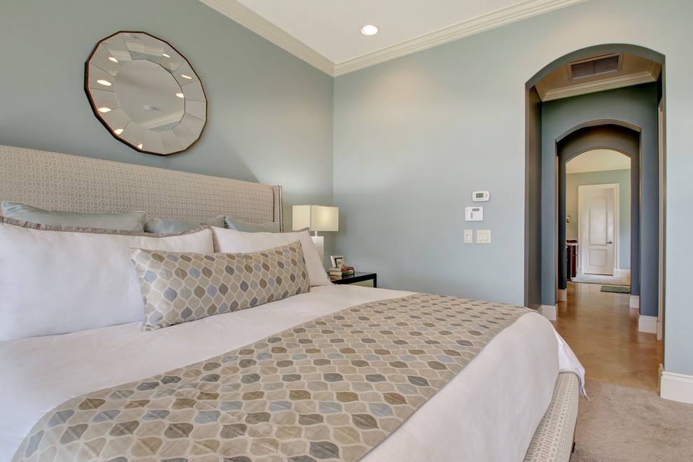Ejemplo de dormitorio principal clásico de tamaño medio sin chimenea con paredes azules y moqueta