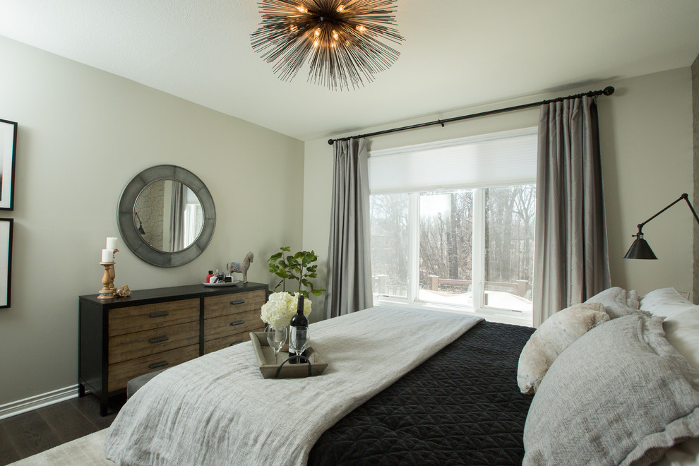 Стильный дизайн: хозяйская спальня среднего размера в стиле фьюжн с серыми стенами, темным паркетным полом и коричневым полом - последний тренд