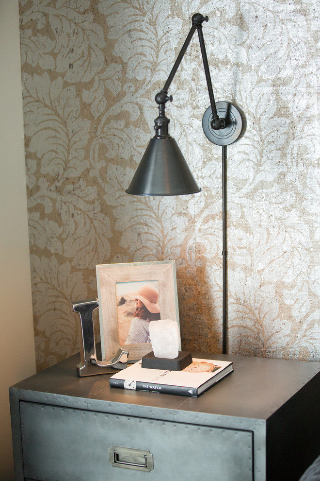 Exemple d'une chambre parentale éclectique de taille moyenne avec un mur gris, parquet foncé et un sol marron.