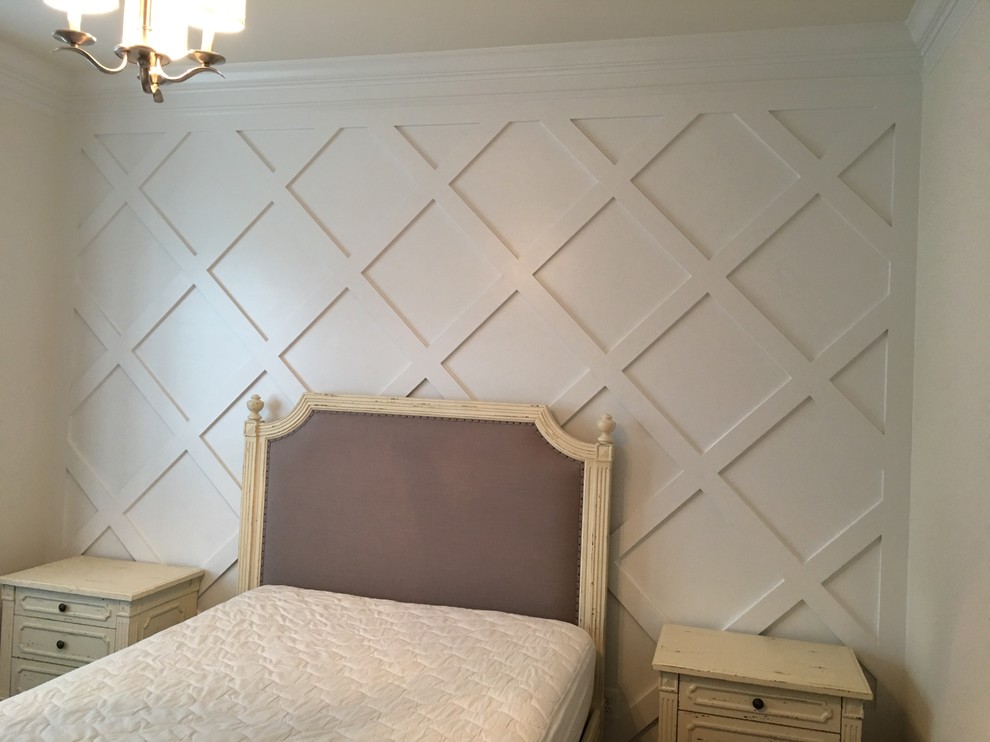 На фото: гостевая спальня среднего размера, (комната для гостей) в стиле шебби-шик с белыми стенами, темным паркетным полом и коричневым полом без камина