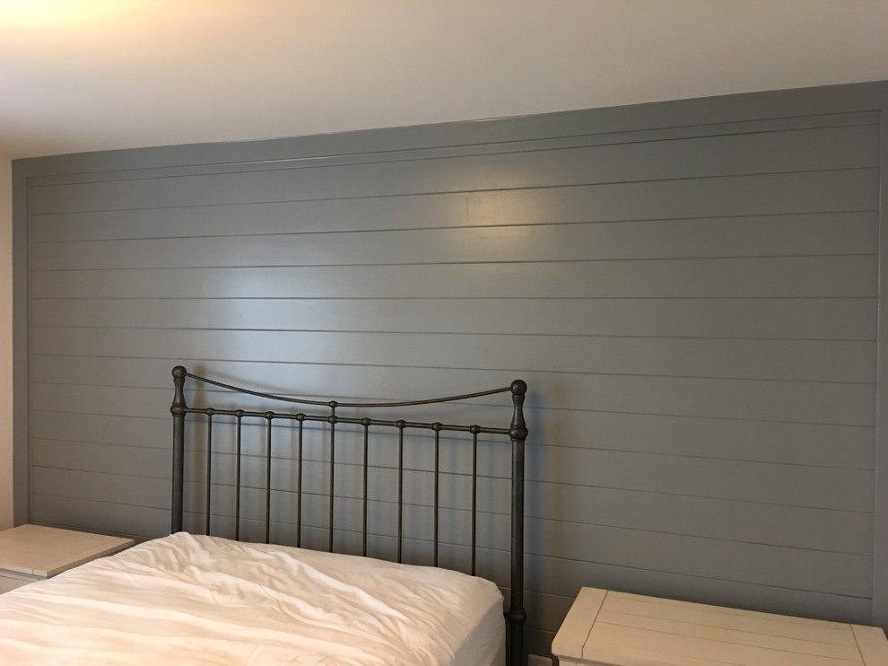Aménagement d'une chambre parentale classique de taille moyenne avec un mur gris et aucune cheminée.