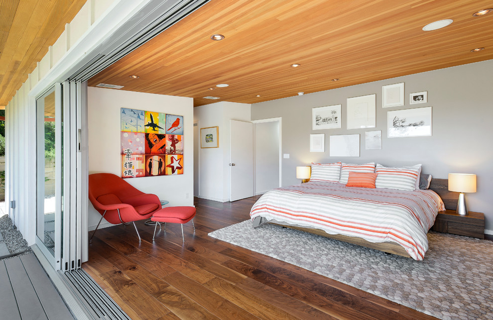 ロサンゼルスにあるミッドセンチュリースタイルのおしゃれな寝室 (グレーの壁、無垢フローリング、茶色い床、グレーとブラウン) のレイアウト