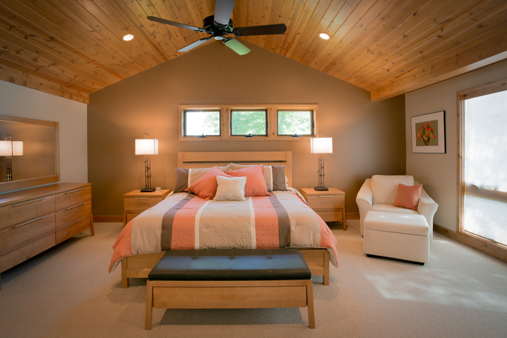 Mittelgroßes Uriges Hauptschlafzimmer mit beiger Wandfarbe und Teppichboden in Sonstige