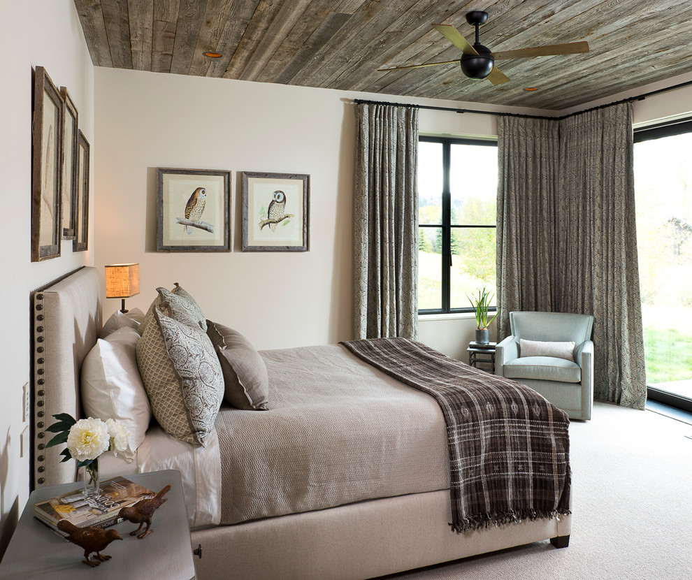 Idéer för ett mycket stort rustikt sovrum, med beige väggar och heltäckningsmatta
