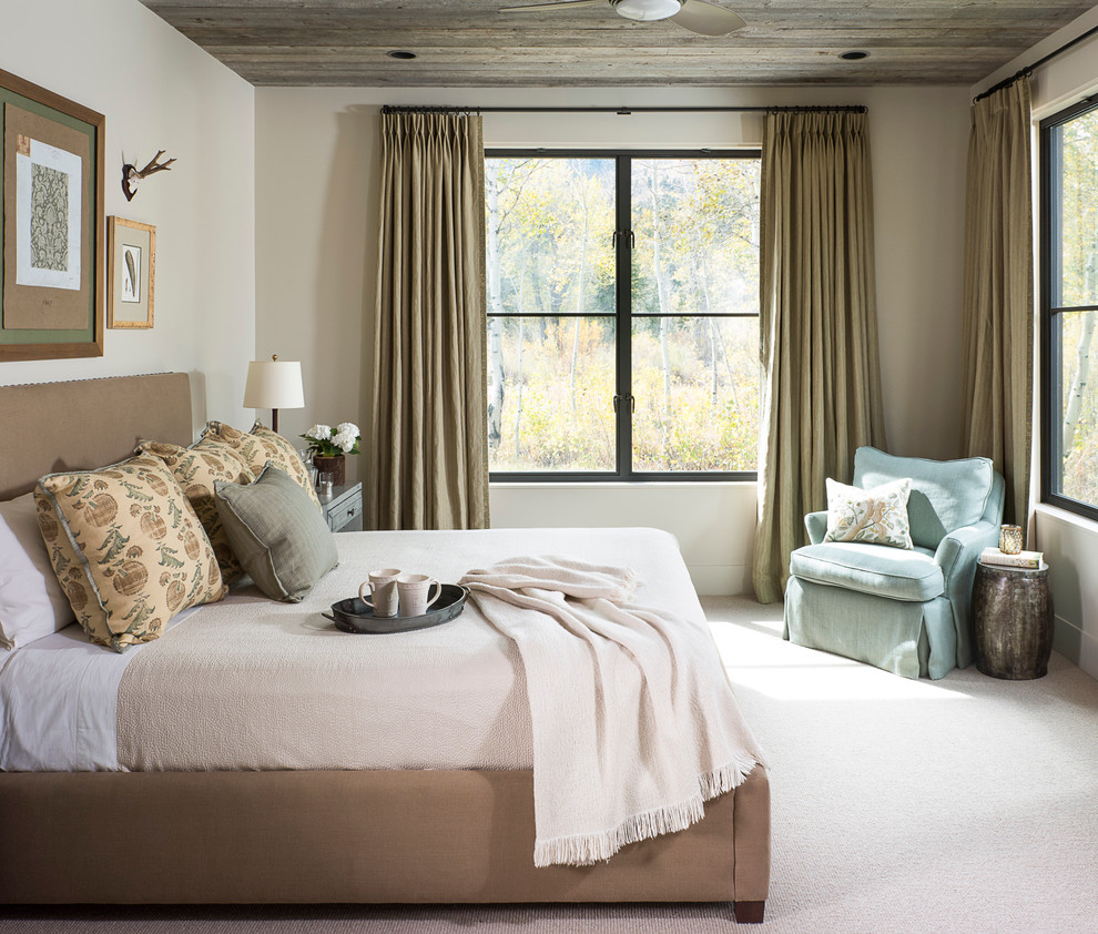 Стильный дизайн: огромная спальня в стиле рустика с бежевыми стенами и ковровым покрытием - последний тренд