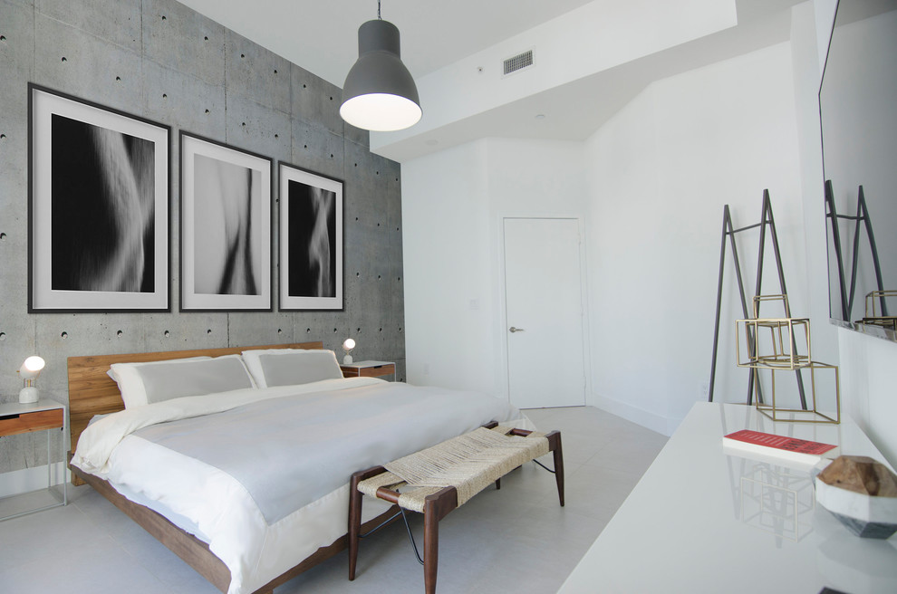 Immagine di una camera matrimoniale design con pareti bianche, nessun camino e pavimento grigio