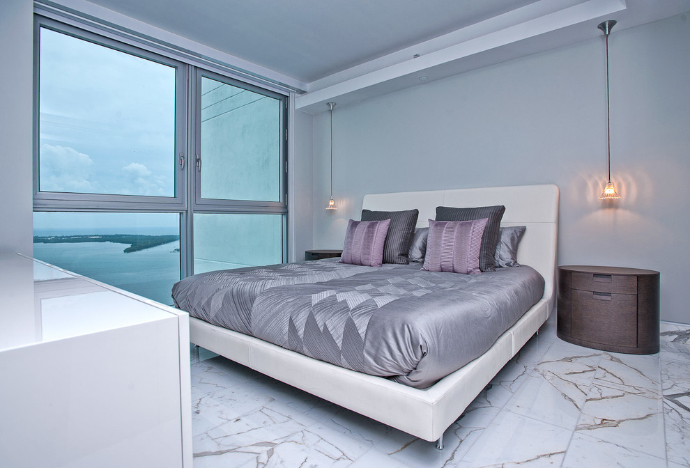 На фото: маленькая гостевая спальня (комната для гостей) в современном стиле с серыми стенами и мраморным полом без камина для на участке и в саду