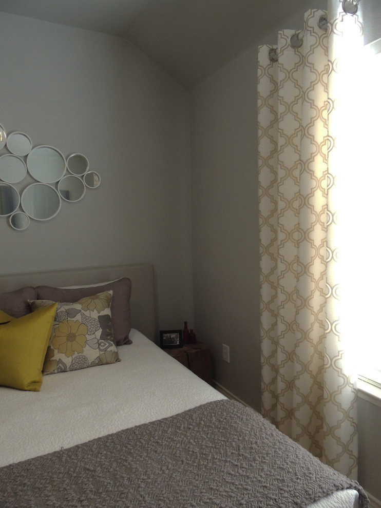Modelo de habitación de invitados contemporánea pequeña sin chimenea con paredes grises y moqueta