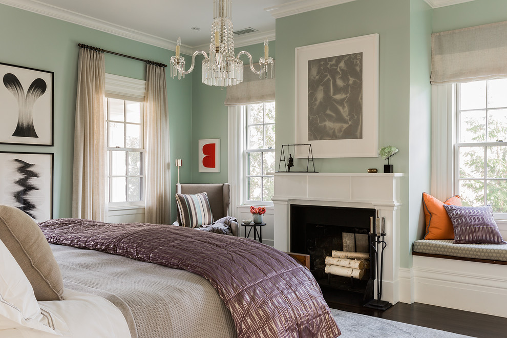 ボストンにある広いトランジショナルスタイルのおしゃれな主寝室 (緑の壁、濃色無垢フローリング、標準型暖炉、木材の暖炉まわり) のレイアウト