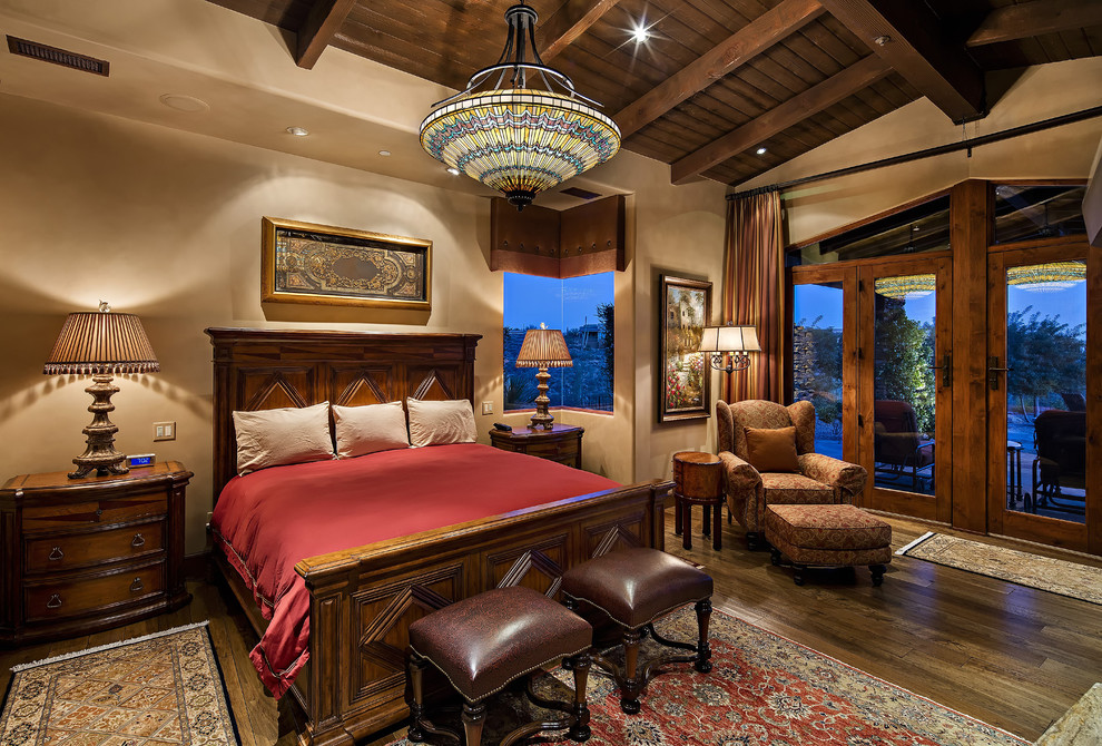 フェニックスにあるラスティックスタイルのおしゃれな寝室 (ベージュの壁、濃色無垢フローリング、茶色い床)