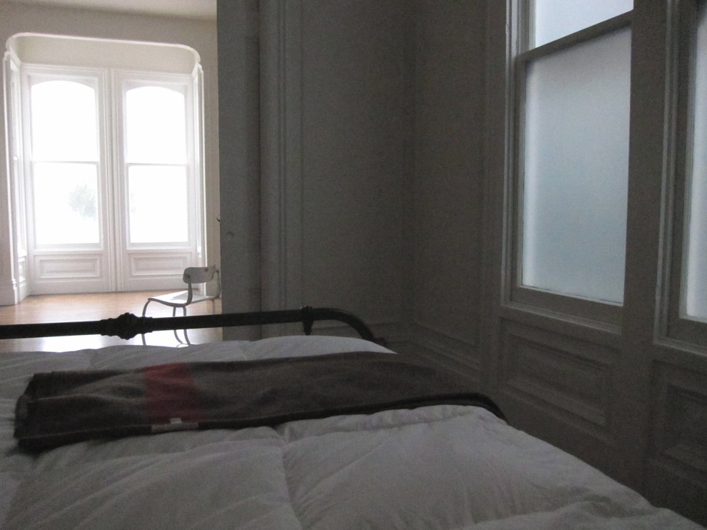 На фото: спальня в стиле фьюжн с