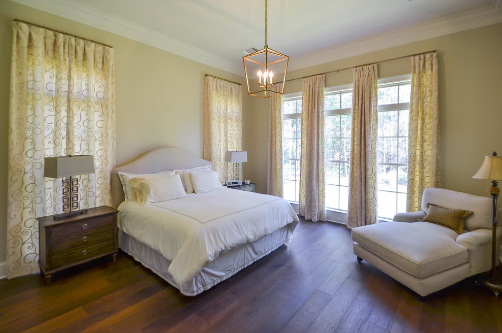 Пример оригинального дизайна: гостевая спальня среднего размера, (комната для гостей) в классическом стиле с желтыми стенами и паркетным полом среднего тона без камина