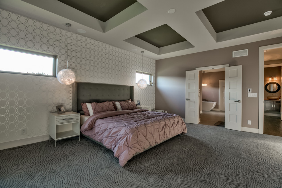 Großes Modernes Hauptschlafzimmer mit grauer Wandfarbe, Teppichboden, Gaskamin, gefliester Kaminumrandung und grauem Boden in Omaha