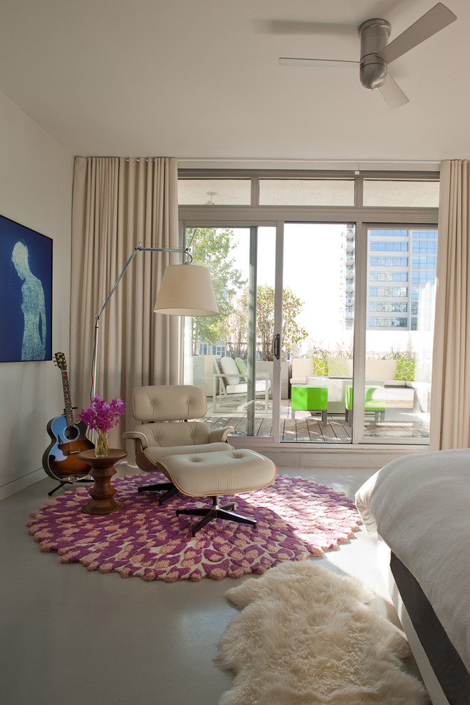 На фото: хозяйская спальня в стиле модернизм с бежевыми стенами и бетонным полом с