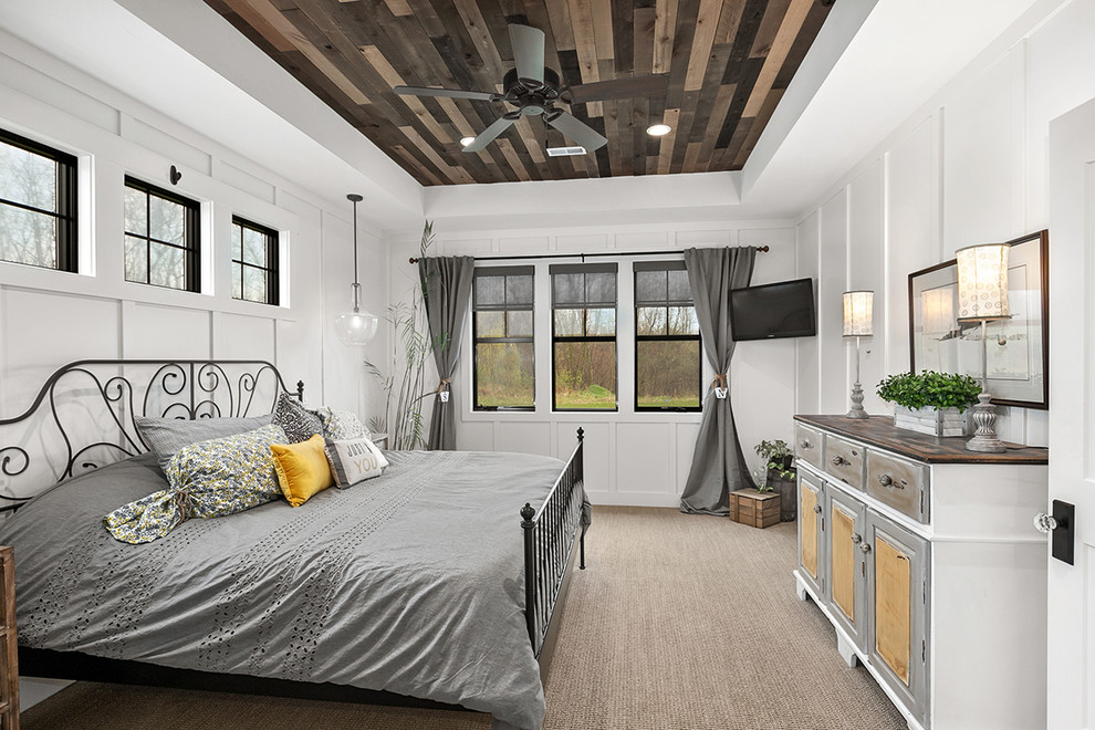 グランドラピッズにあるカントリー風のおしゃれな主寝室 (白い壁、カーペット敷き、ベージュの床、暖炉なし) のレイアウト