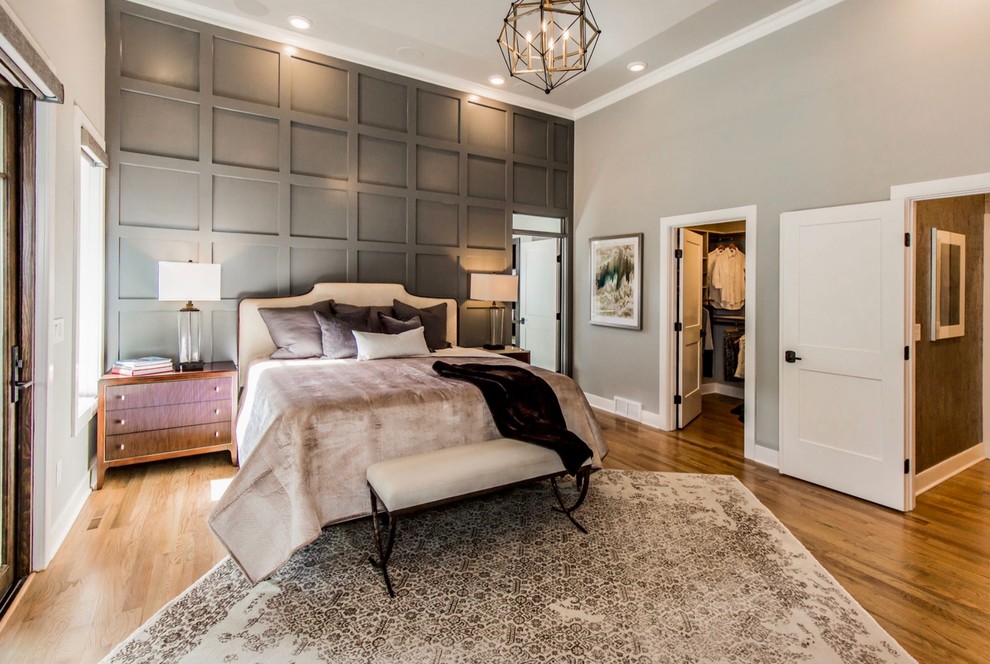 Идея дизайна: большая хозяйская спальня в стиле фьюжн с серыми стенами, светлым паркетным полом и коричневым полом