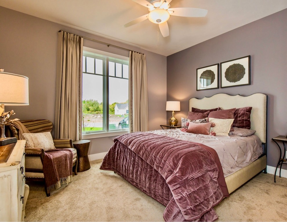 На фото: гостевая спальня среднего размера, (комната для гостей) в стиле фьюжн с фиолетовыми стенами, ковровым покрытием и бежевым полом с