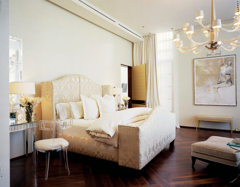 Cette image montre une chambre design avec un mur beige, parquet foncé et un sol marron.