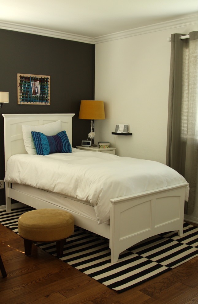 Imagen de dormitorio bohemio con paredes grises y suelo de madera oscura